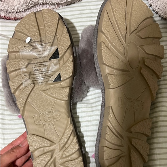 UGG Women's Charcoal Fluffy Slippers size 9 NEW - Picture 2 of 3